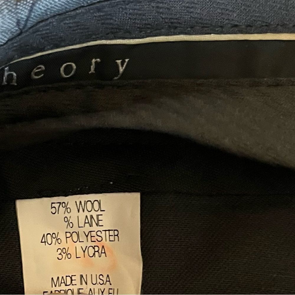 Theory Men’s Shorts - Picture 6 of 6